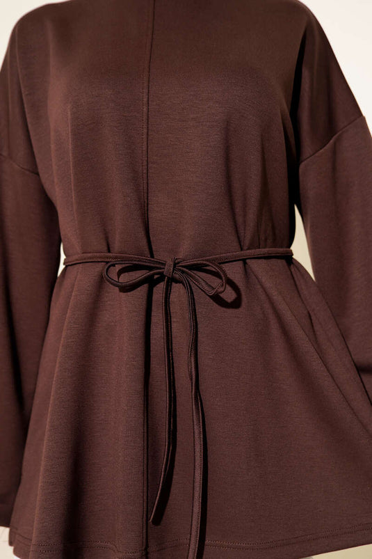 تونيك بني برقبة دائرية وحزام حبلي