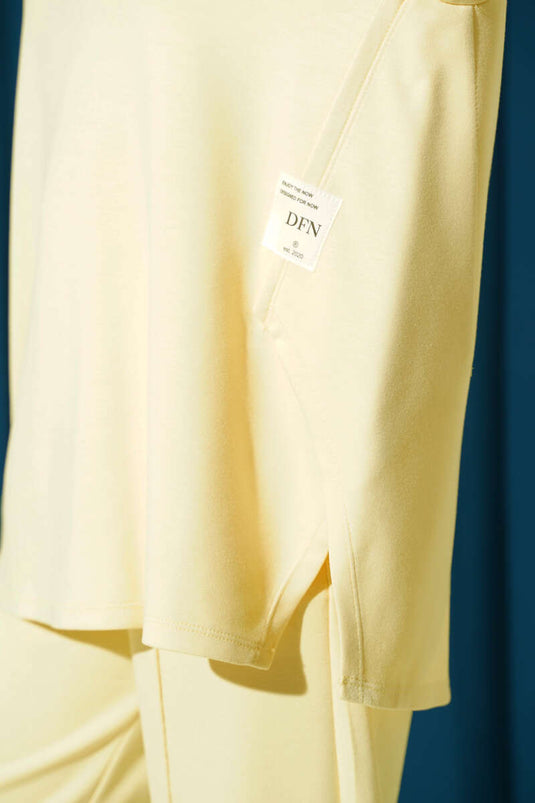 بدلة لويشا من قطعتين برقبة دائرية صفراء