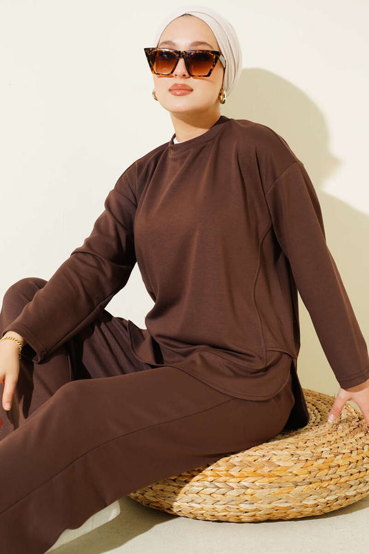 Zweiteiliger Anzug mit Rundhalsausschnitt und ovalem Detail in Braun