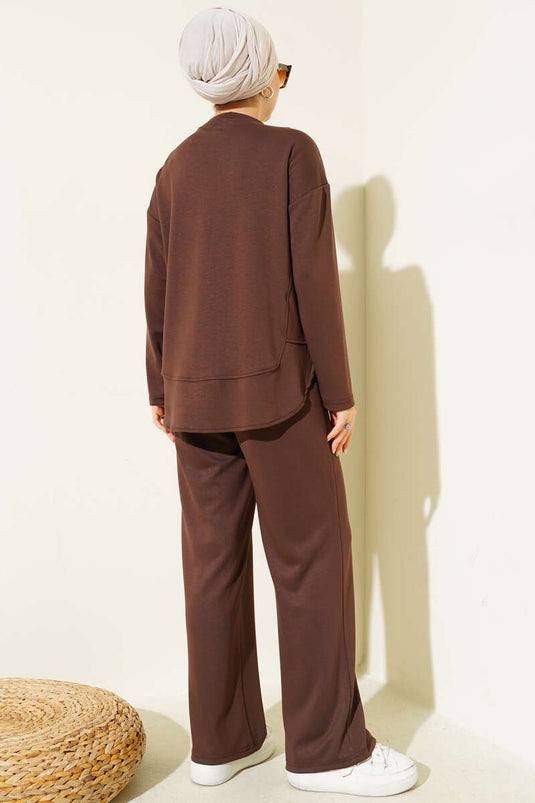 Zweiteiliger Anzug mit Rundhalsausschnitt und ovalem Detail in Braun