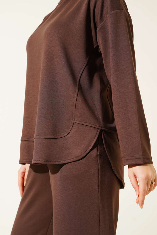 Zweiteiliger Anzug mit Rundhalsausschnitt und ovalem Detail in Braun