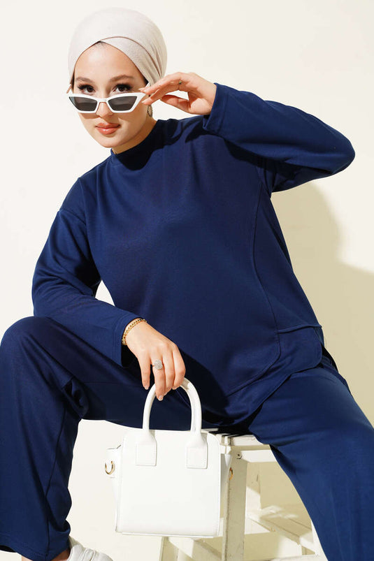 بدلة مكونة من قطعتين بتفاصيل بيضاوية ورقبة دائرية باللون الأزرق الداكن