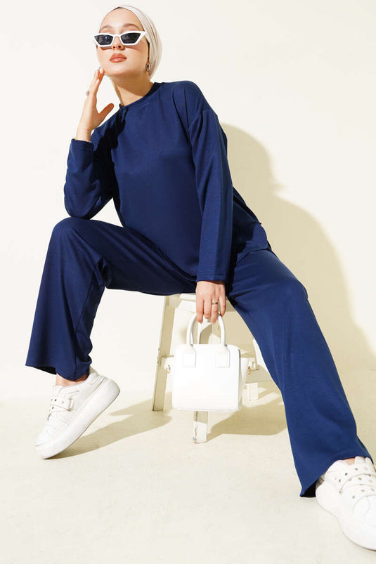 بدلة مكونة من قطعتين بتفاصيل بيضاوية ورقبة دائرية باللون الأزرق الداكن
