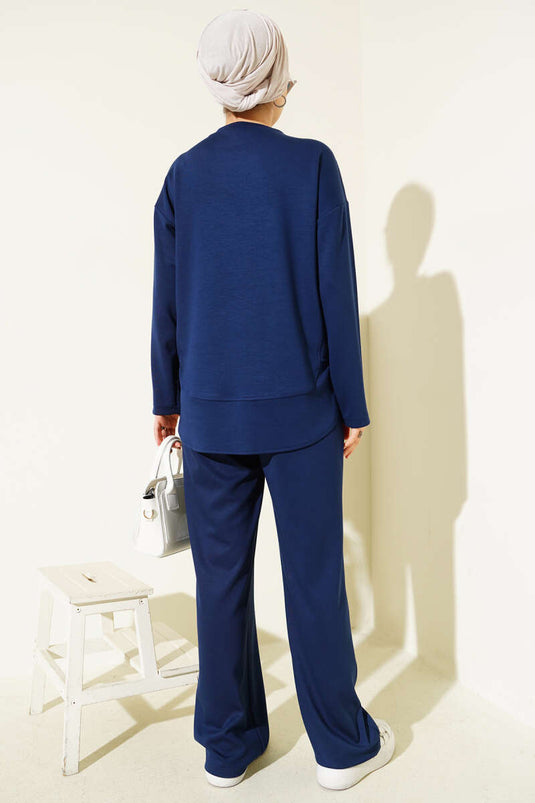 بدلة مكونة من قطعتين بتفاصيل بيضاوية ورقبة دائرية باللون الأزرق الداكن
