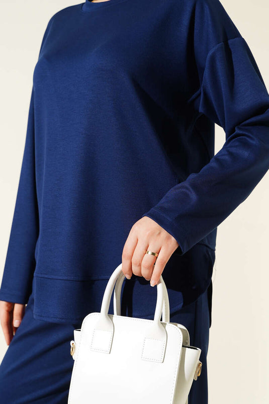 بدلة مكونة من قطعتين بتفاصيل بيضاوية ورقبة دائرية باللون الأزرق الداكن