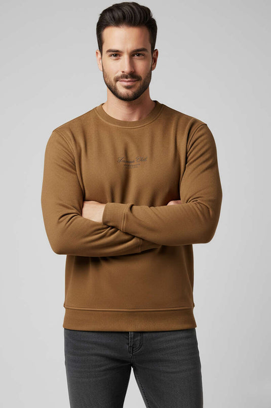 سويت شيرت رجالي من الجلد المدبوغ برقبة دائرية باللون البني الفاتح