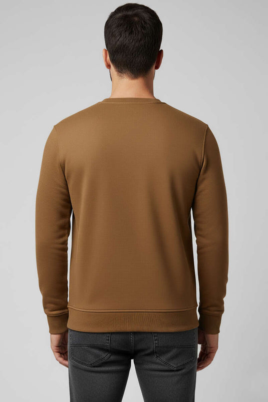 سويت شيرت رجالي من الجلد المدبوغ برقبة دائرية باللون البني الفاتح