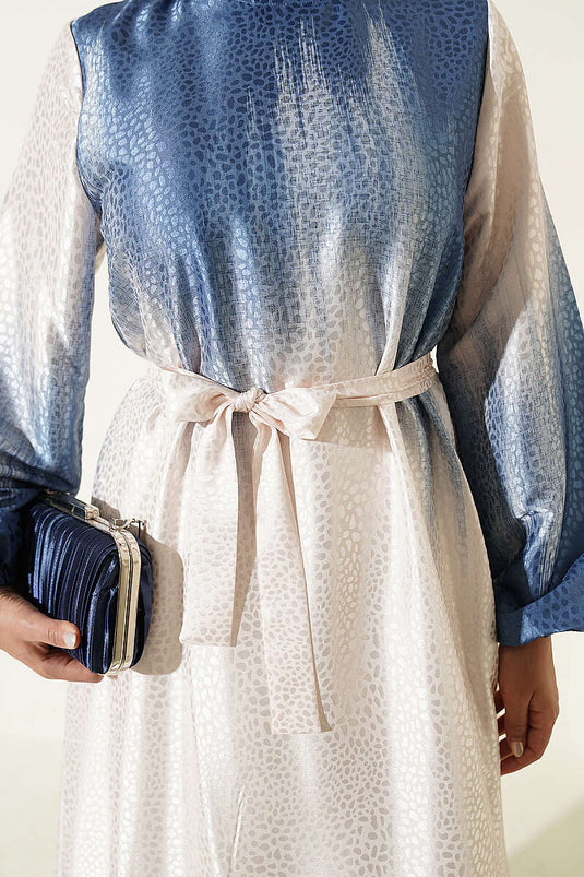 Robe Bleue À Col Rond Et Décorée