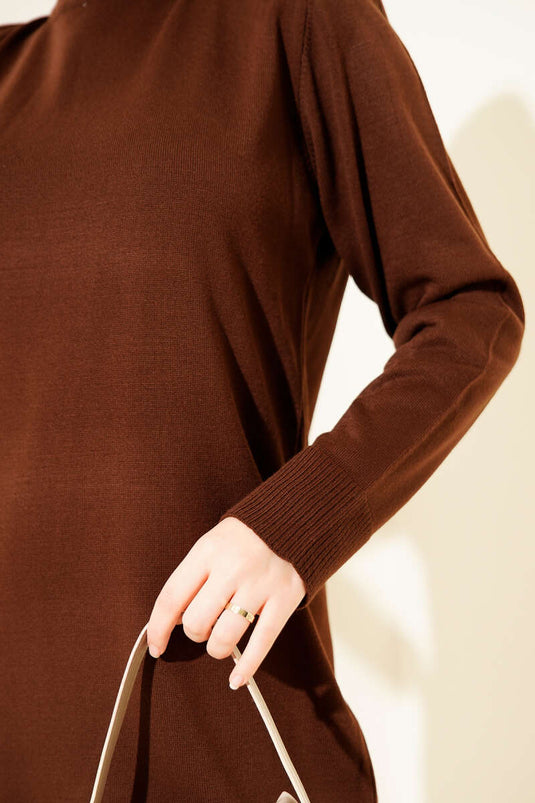 Strickkleid mit Rundhalsausschnitt in Braun