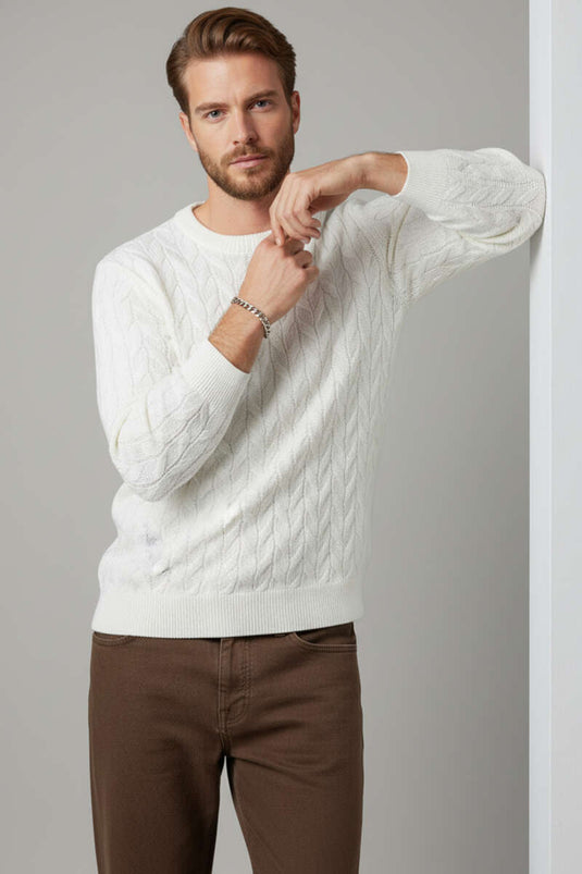 Weißer Strickpullover mit Rundhalsausschnitt