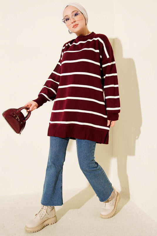 سترة محبوكة مخططة أفقياً برقبة دائرية، لون عنابي