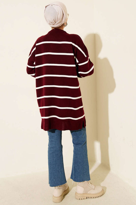 سترة محبوكة مخططة أفقياً برقبة دائرية، لون عنابي