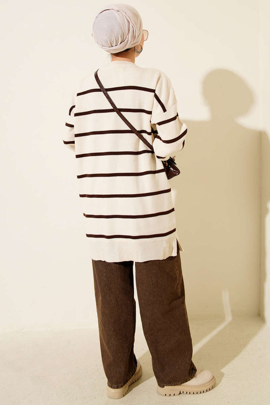 سترة محبوكة مخططة أفقياً برقبة دائرية بلون حجري