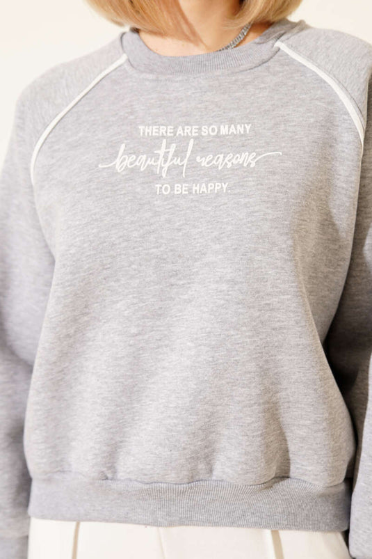 سويت شيرت رمادي بثلاثة خيوط مع تفاصيل حواف وطبعة