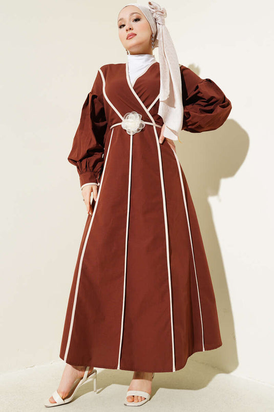 Popeline-Kleid mit Paspelierung und Rosengürtel, Braun