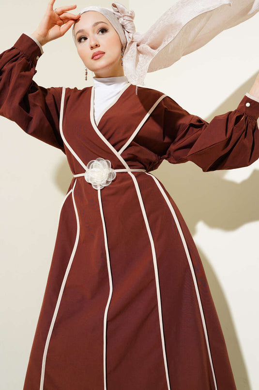 Popeline-Kleid mit Paspelierung und Rosengürtel, Braun