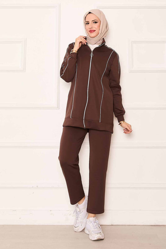 Costume deux pièces marron avec passepoils détaillés