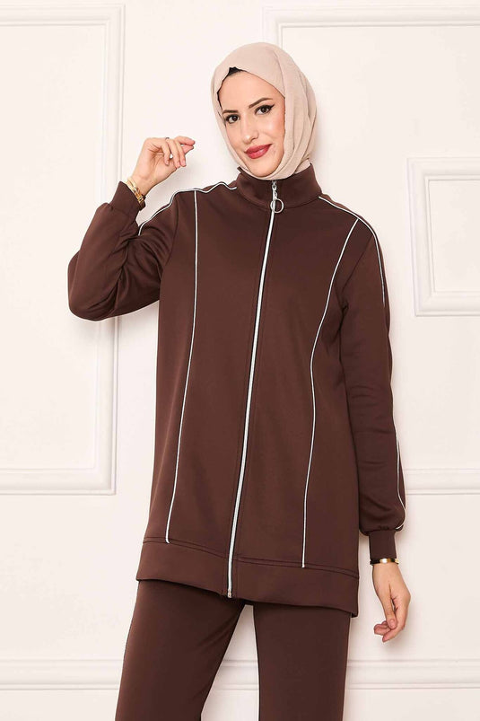 Costume deux pièces marron avec passepoils détaillés