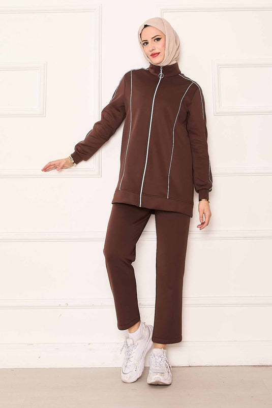 Costume deux pièces marron avec passepoils détaillés