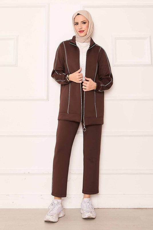 Costume deux pièces marron avec passepoils détaillés