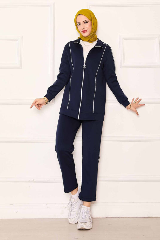 Costume deux pièces bleu marine avec passepoils détaillés