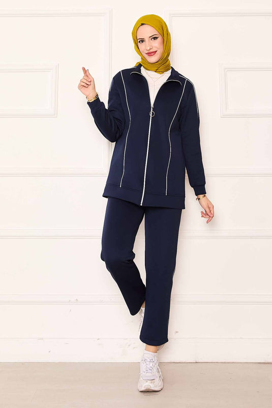 Costume deux pièces bleu marine avec passepoils détaillés