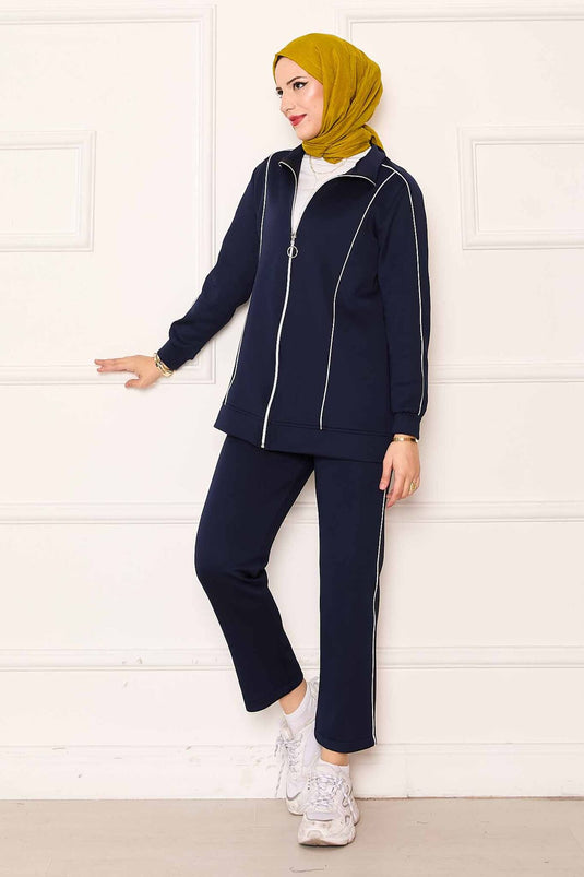 Costume deux pièces bleu marine avec passepoils détaillés