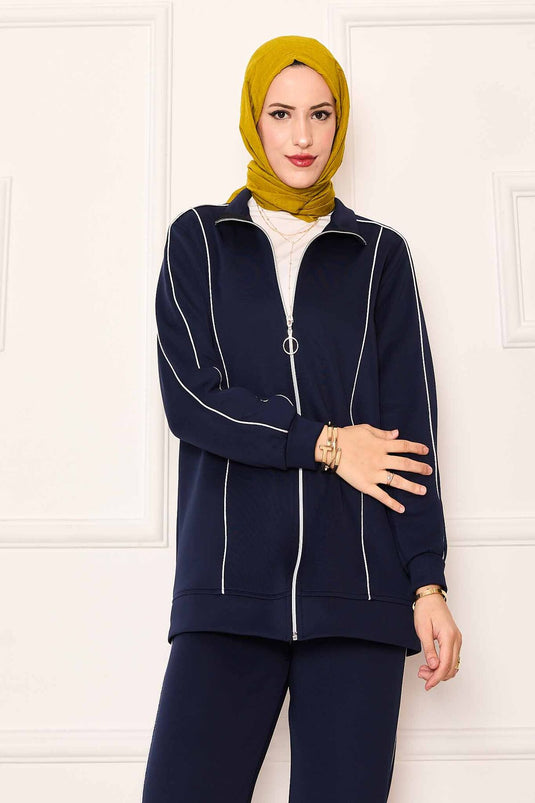 Costume deux pièces bleu marine avec passepoils détaillés