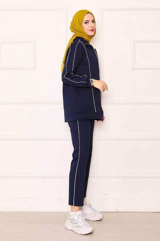 Costume deux pièces bleu marine avec passepoils détaillés