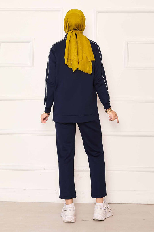 Costume deux pièces bleu marine avec passepoils détaillés