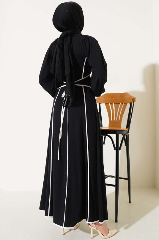 Robe ceinturée avec passepoil noir