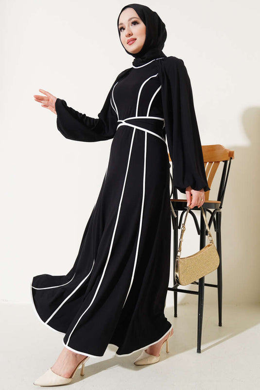 Robe ceinturée avec passepoil noir