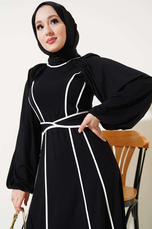 Robe ceinturée avec passepoil noir