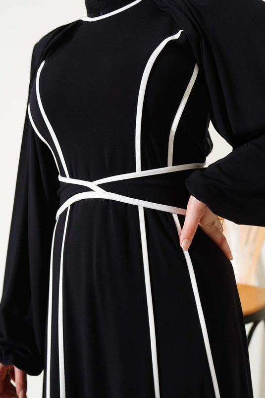 Robe ceinturée avec passepoil noir