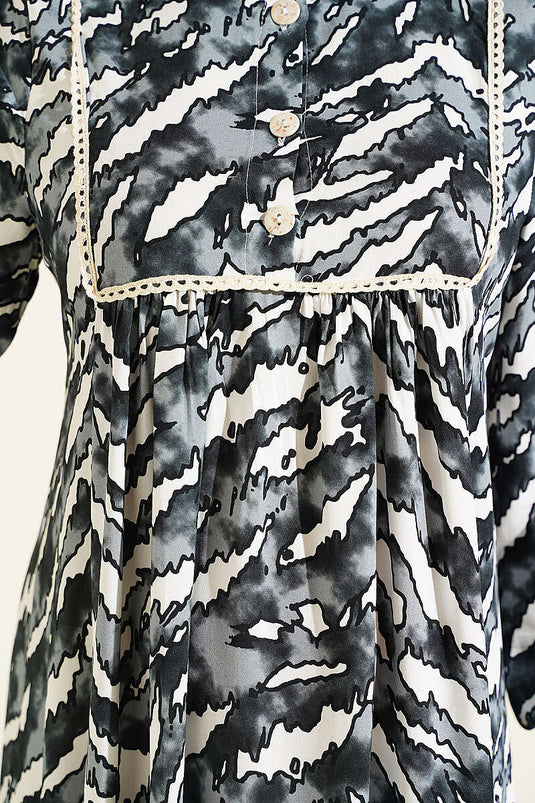 Schwarzes Langarmkleid Mit Spitzenmuster An Brust Und Taille