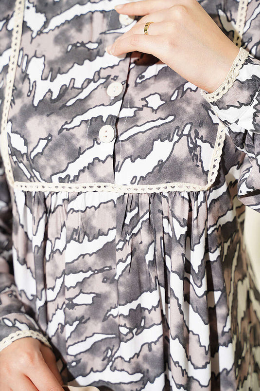 Braune Langarmkleid Mit Spitzenbrust- Und Taillen-Details