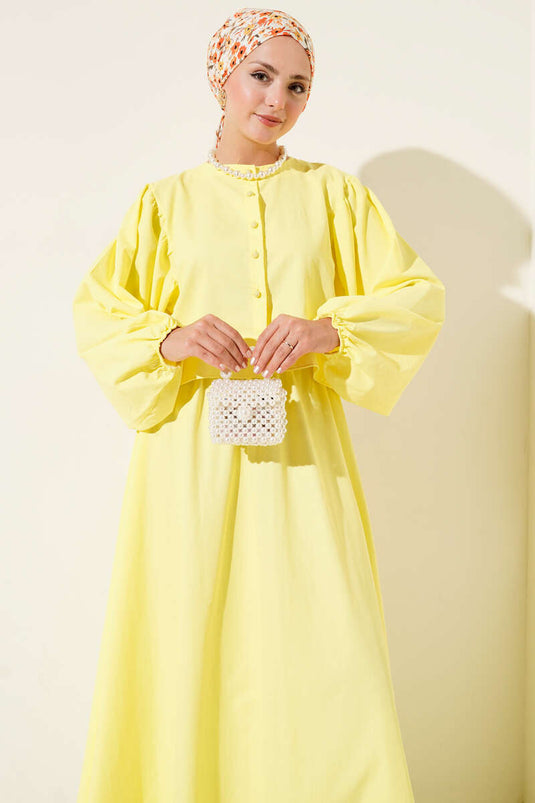 طقم من قطعتين مع تنورة مزينة بأزرار مطرزة، أصفر