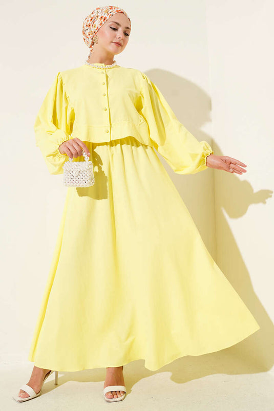 طقم من قطعتين مع تنورة مزينة بأزرار مطرزة، أصفر