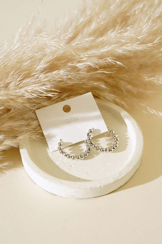 أقراط دائرية من الخرز الفضي