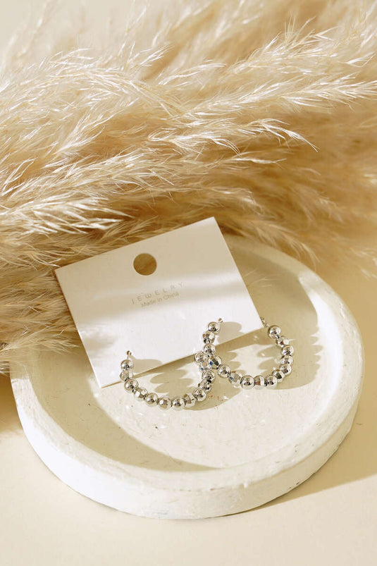 أقراط دائرية من الخرز الفضي