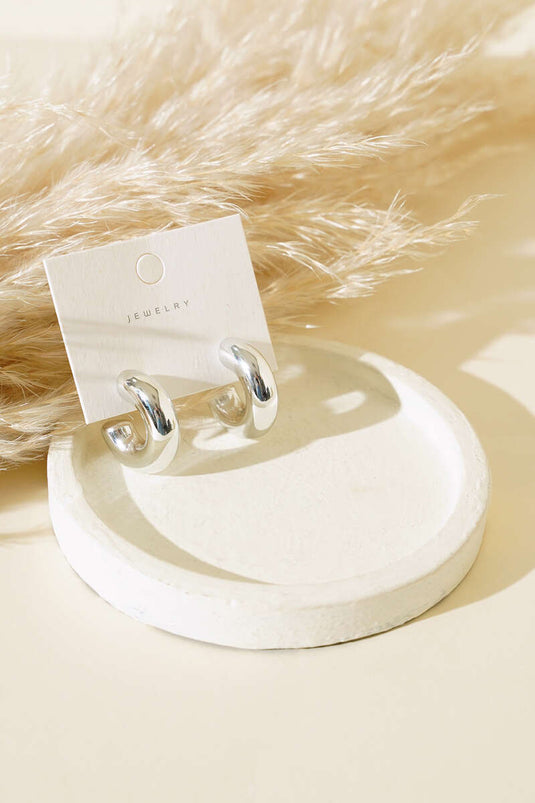 أقراط دائرية فضية على شكل أنبوب