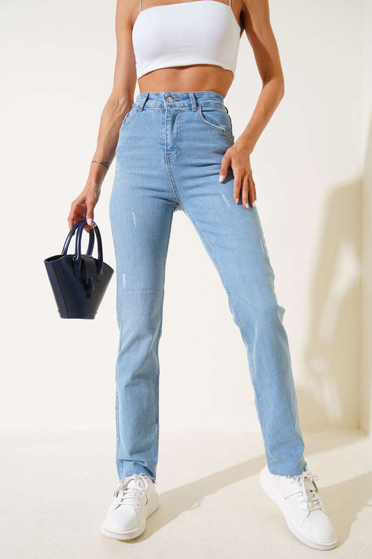 بنطلون جينز قصير بقصة مستقيمة، لون أزرق فاتح