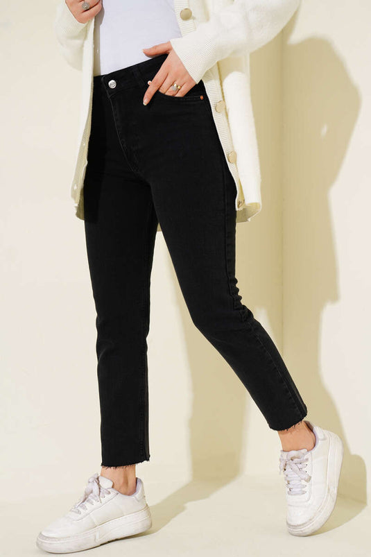 بنطال جينز رمادي غامق بجيب ممزق عند الكاحل