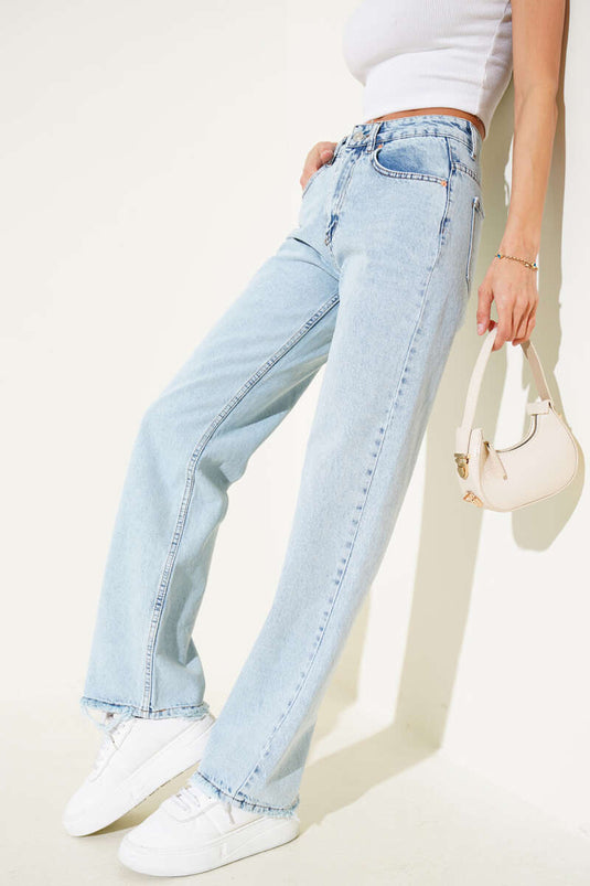 بنطال جينز مستقيم الساق وممزق باللون الأزرق الجليدي