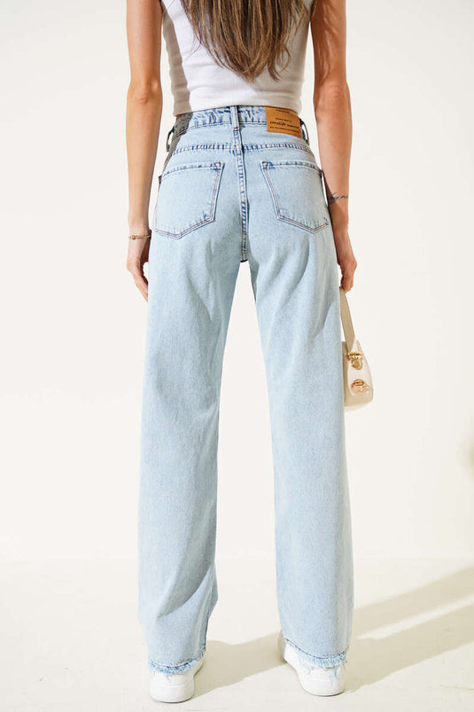 بنطال جينز مستقيم الساق وممزق باللون الأزرق الجليدي