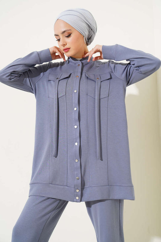 Tweedelig pak met drukknopen aan de zijkant, leigrijs