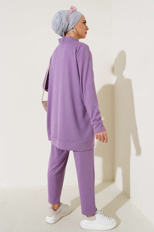 بدلة أرجوانية من قطعتين مع أزرار كبس عند الرقبة