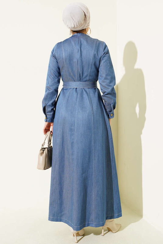 فستان جينز بتفاصيل درزات كاملة باللون الأزرق الجينزي