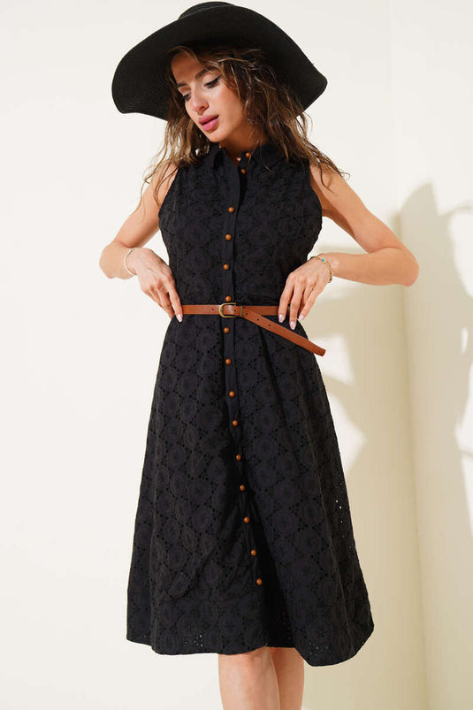 Schwarzes, geknöpftes und besticktes Kleid mit Gürtel.