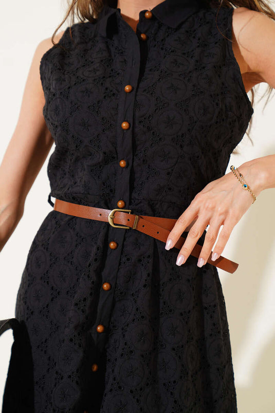 Schwarzes, geknöpftes und besticktes Kleid mit Gürtel.